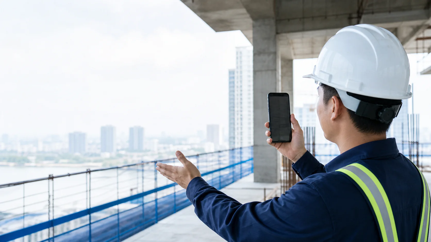 Kỹ sư dùng điện thoại ghi nhận dữ liệu ngoài hiện trường